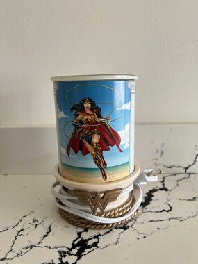 Wonder Woman Wax Warmer with Gold Emblem